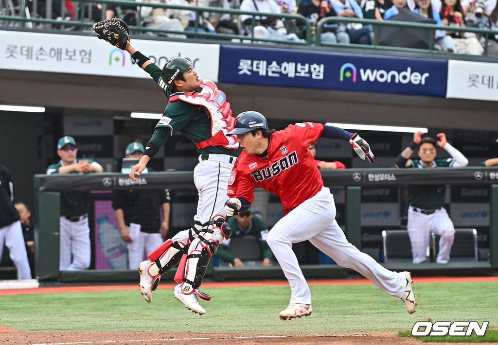 9일 부산 사직야구장에서 2024 신한 SOL 뱅크 KBO 리그 롯데 자이언츠와 SSG 랜더스의 더블헤더 1차전 경기가 열렸다. 주말 3연전 첫 승리를 거머쥔 롯데는 안경 에이스 박세웅을 더블헤더 1차전 선발로, SSG는 10여일 휴식을 취하고 돌아온 김광현을 선발로 내세웠다.롯데 자이언츠 최항이 7회말 무사 3루 박승욱의 중견수 희생플라이때 득점을 올리고 있다. 2024.06.09 / foto0307@osen.co.kr