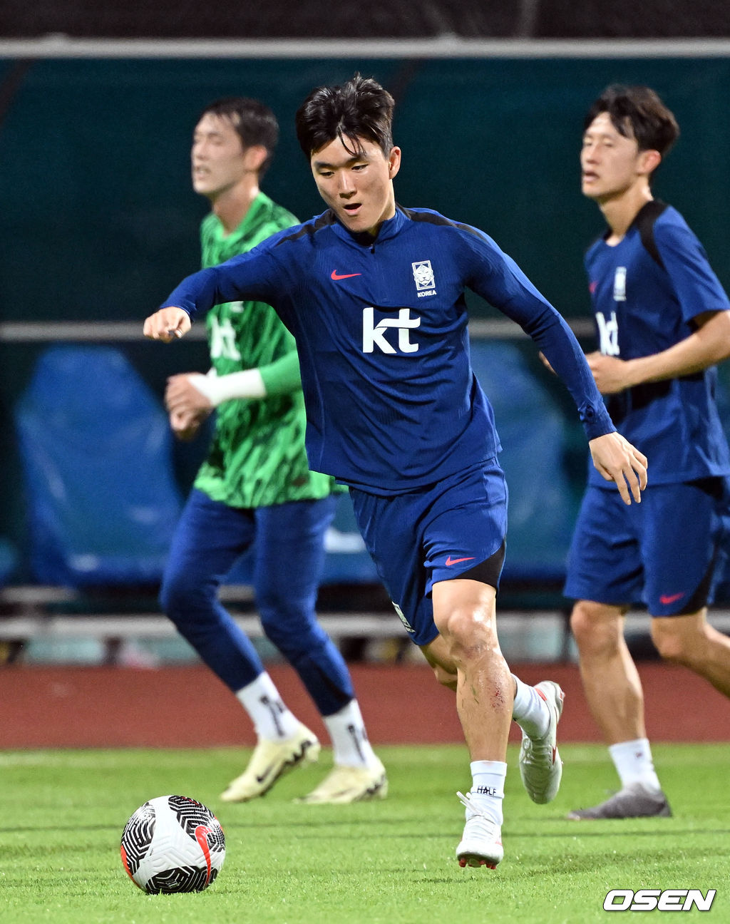 김도훈 임시 감독이 이끄는 한국 축구대표팀은 3일(이하 한국시간) 오후 8시부터 싱가포르 비샨에 위치한 비샨 스타디움에서 2026 국제축구연맹(FIFA) 북중미 월드컵 아시아 2차 예선 C조 5차전 싱가포르와 맞대결을 앞두고 첫 현지 훈련에 나섰다.<br /><br />한국과 싱가포르의 경기는 오는 6일 오후 9시 싱가포르 더 내셔널 스타디움에서 킥오프 한다.<br /><br />한국 축구대표팀 황인범이 훈련을 하고있다. 2024.06.03 / cej@osen.co.kr<br />