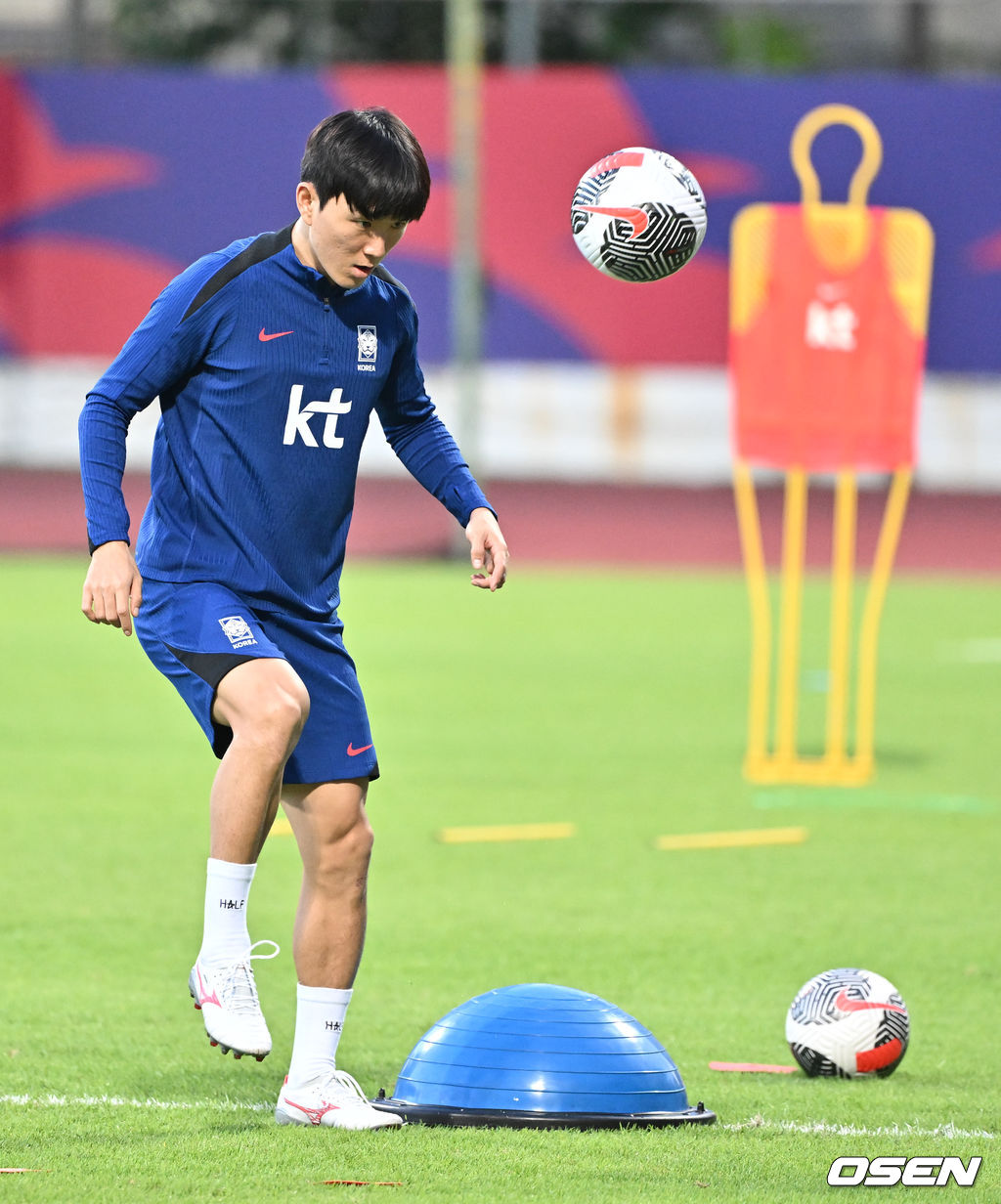 김도훈 임시 감독이 이끄는 한국 축구대표팀은 4일(이하 한국시간) 오후 8시부터 싱가포르 비샨에 위치한 비샨 스타디움에서 2026 국제축구연맹(FIFA) 북중미 월드컵 아시아 2차 예선 C조 5차전 싱가포르와 맞대결을 앞두고 현지 훈련에 나섰다.<br /><br />한국과 싱가포르의 경기는 오는 6일 오후 9시 싱가포르 더 내셔널 스타디움에서 킥오프 한다.<br /><br />한국 축구대표팀 황인범이 훈련을 하고 있다. 2024.06.04 / cej@osen.co.kr<br />