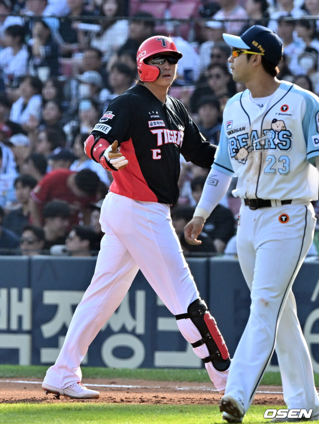 9일 오후 서울 잠실구장에서 ‘2024 신한 SOL BANK KBO리그’ 두산 베어스와 KIA 타이거즈의 경기가 열렸다.이날 두산 베어스는 최준호를, KIA 타이거즈는 윤영철을 선발 투수로 내세웠다.2회초 1사 2루 KIA 나성범이 적시타를 때려낸 뒤 기뻐하고 있다. 2024.06.09 /cej@osen.co.kr