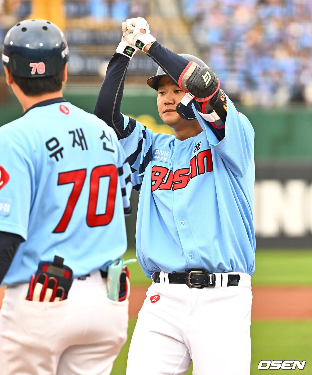 9일 부산 사직야구장에서 2024 신한 SOL 뱅크 KBO 리그 롯데 자이언츠와 SSG 랜더스의 더블헤더 2차전 경기가 열렸다. 홈팀 롯데는 윌커슨을 더블헤더 2차전 선발로, SSG는 송영진을 선발로 내세웠다.롯데 자이언츠 손호영이 1회말 2사 2,3루 좌중간 2타점 안타를 치고 세리머니를 하고 있다. 2024.06.09 / foto0307@osen.co.kr