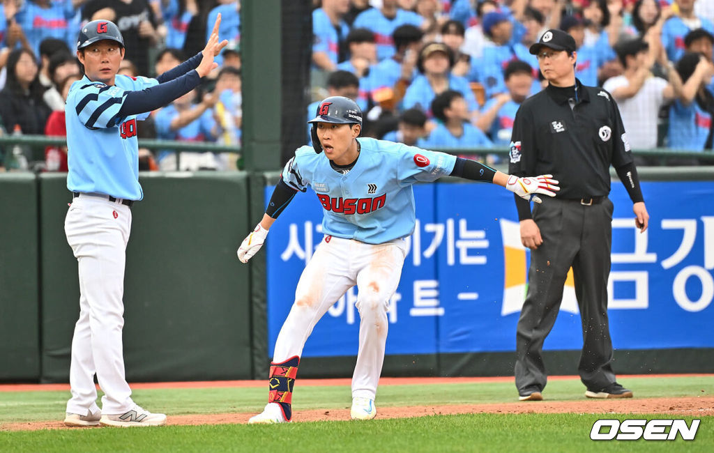 9일 부산 사직야구장에서 2024 신한 SOL 뱅크 KBO 리그 롯데 자이언츠와 SSG 랜더스의 더블헤더 2차전 경기가 열렸다. 홈팀 롯데는 윌커슨을 더블헤더 2차전 선발로, SSG는 송영진을 선발로 내세웠다.롯데 자이언츠 박승욱이 2회말 1사 1루 우중간 1타점 3루타를 치고 볼 빠지는 홈을 노리고 있다. 2024.06.09 / foto0307@osen.co.kr