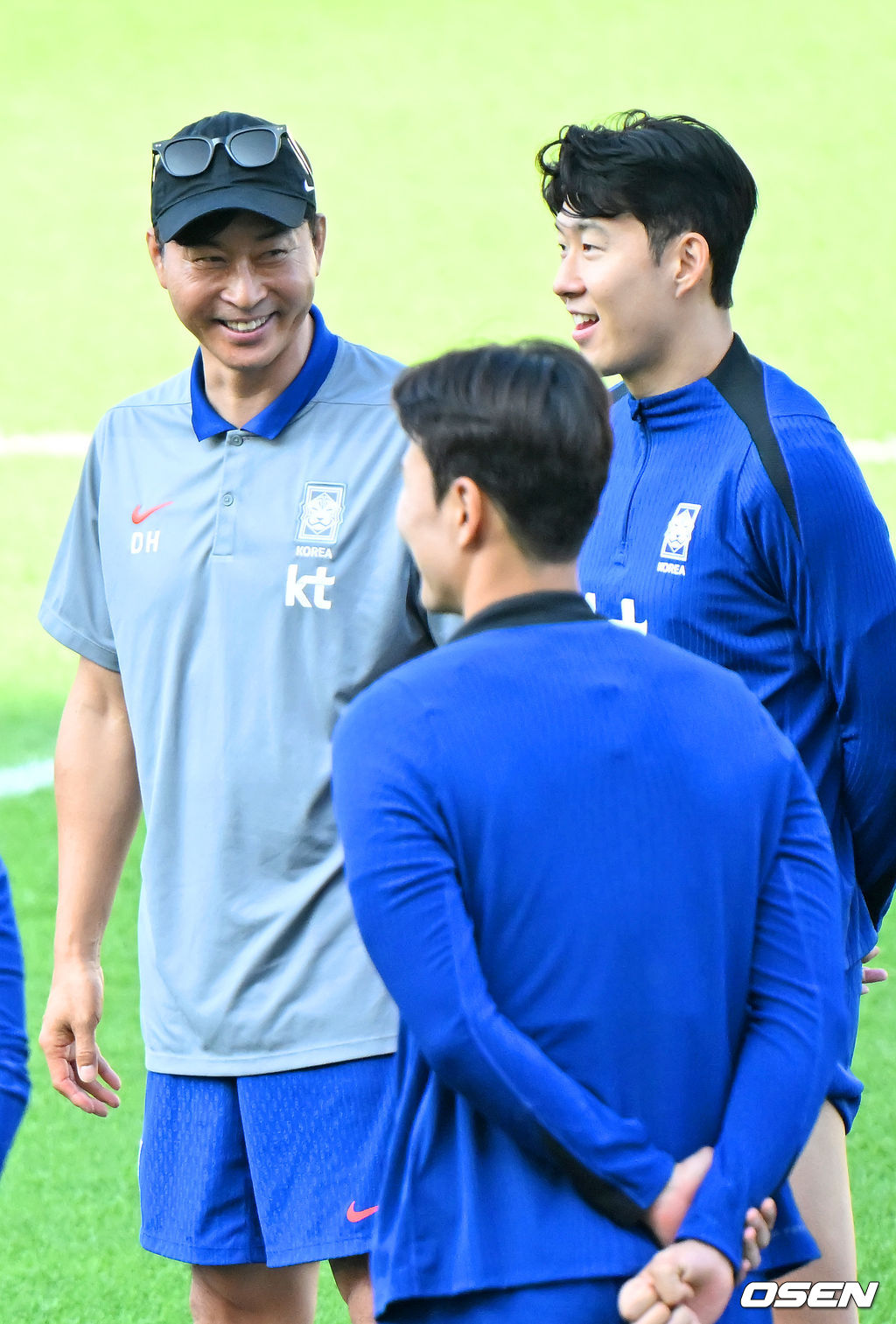 8일 오후 경기도 고양시의 고양종합운동장 주경기장에서 김도훈 임시 감독이 이끄는 한국 축구 대표팀이 오픈 트레이닝을 가졌다.<br /><br />싱가포르를 대파하고 2026 북중미 월드컵 아시아 3차 예선 진출을 확정한 축구 국가대표팀이 11일 중국전 준비에 나선다.<br /><br />한국 축구대표팀 김도훈 임시 감독이 손흥민과 얘기를 나누고 있다. 2024.06.08 / rumi@osen.co.kr