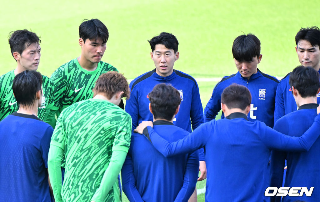 8일 오후 경기도 고양시의 고양종합운동장 주경기장에서 김도훈 임시 감독이 이끄는 한국 축구 대표팀이 오픈 트레이닝을 가졌다.<br /><br />싱가포르를 대파하고 2026 북중미 월드컵 아시아 3차 예선 진출을 확정한 축구 국가대표팀이 11일 중국전 준비에 나선다.<br /><br />한국 축구대표팀 손흥민이 선수들과 미팅을 하고 있다. 2024.06.08 / rumi@osen.co.kr