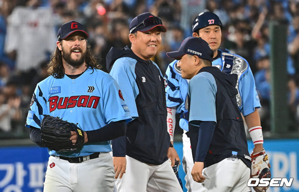 9일 부산 사직야구장에서 2024 신한 SOL 뱅크 KBO 리그 롯데 자이언츠와 SSG 랜더스의 더블헤더 2차전 경기가 열렸다. 홈팀 롯데는 윌커슨을 더블헤더 2차전 선발로, SSG는 송영진을 선발로 내세웠다.롯데 자이언츠 선발 투수 윌커슨이 8회초 1사 SSG 랜더스 박성한을 우익수 플라이볼로 잡고 교체되고 있다. 2024.06.09 / foto0307@osen.co.kr