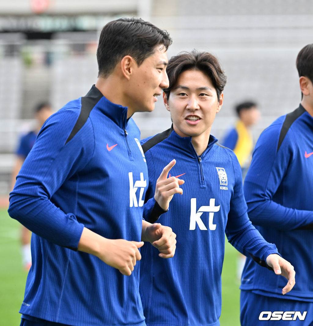 8일 오후 경기도 고양시의 고양종합운동장 주경기장에서 김도훈 임시 감독이 이끄는 한국 축구 대표팀이 오픈 트레이닝을 가졌다.<br /><br />싱가포르를 대파하고 2026 북중미 월드컵 아시아 3차 예선 진출을 확정한 축구 국가대표팀이 11일 중국전 준비에 나선다.<br /><br />한국 축구대표팀 주민규가 이강인과 함께 트레이닝을 하고 있다. 2024.06.08 / rumi@osen.co.kr