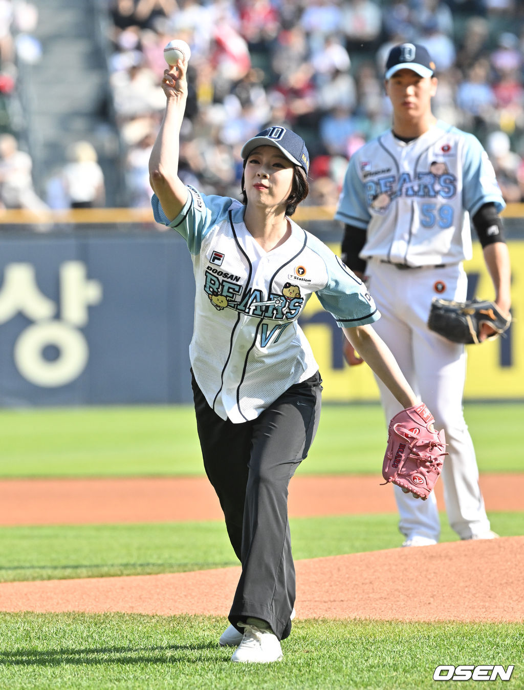 9일 오후 서울 잠실구장에서 ‘2024 신한 SOL BANK KBO리그’ 두산 베어스와 KIA 타이거즈의 경기에 앞서 배현진 국회의원이 시구하고 있다. 