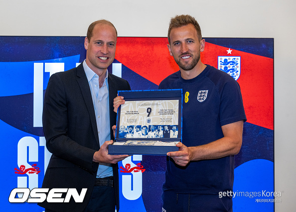 PRINCE WILLIAM VIIST TO THE ENGLAND SQUAD - HE PRESENT A SHIRT TO HARRY KANE, AND VIISTS YOUNG CHILDREN AT ST GEORGES  AND ENJOYS A COFFEE ONAT TEH ST GOERGES COFFEE VAN PHOTO PAUL COOPE