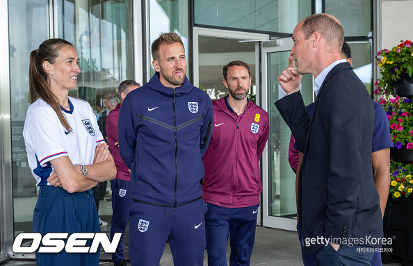 PRINCE WILLIAM VISITS THE ENGLAND CAMP AT ST GEORGES THE NEGLAND SQUAD GATHER ROUND TO LISTEN TO THE PRINCE SPEAK,THE SHIRT IS PRESENTED TO HARRY KANE, THE PRINCE ENJOYS A ST GEORGES COFFEE, THEN VISITS THE YOPUNG CHILDREMN ALONG WITH HARRY KANE PHOTO PAUL COOPER