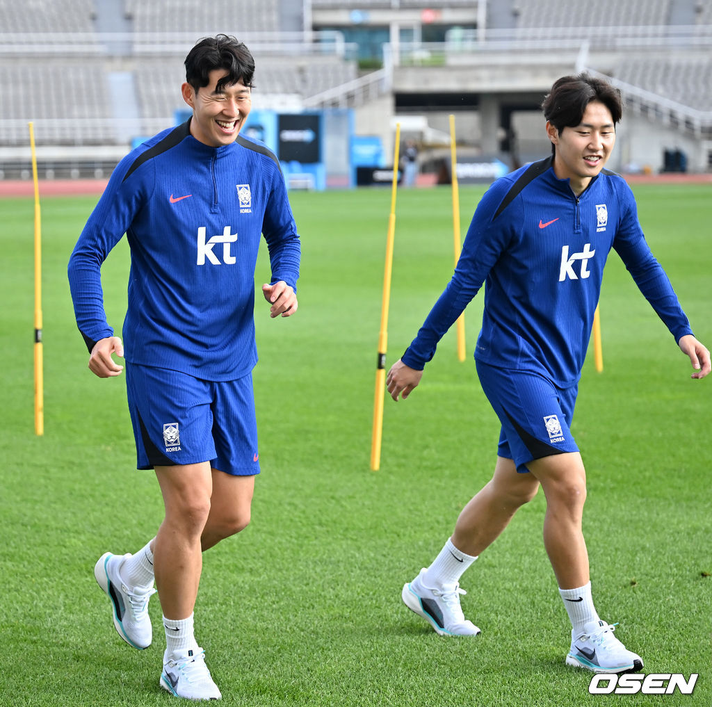 8일 오후 경기도 고양시의 고양종합운동장 주경기장에서 김도훈 임시 감독이 이끄는 한국 축구 대표팀이 오픈 트레이닝을 가졌다.<br /><br />싱가포르를 대파하고 2026 북중미 월드컵 아시아 3차 예선 진출을 확정한 축구 국가대표팀이 11일 중국전 준비에 나선다.<br /><br />한국 축구대표팀 손흥민이 이강인과 즐겁게 훈련을 하고 있다. 2024.06.08 / rumi@osen.co.kr