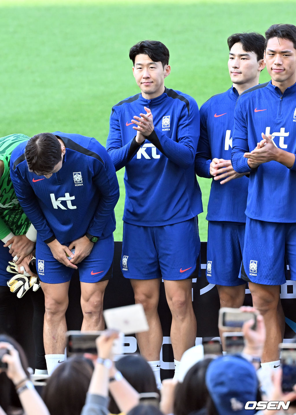 8일 오후 경기도 고양시의 고양종합운동장 주경기장에서 김도훈 임시 감독이 이끄는 한국 축구 대표팀이 오픈 트레이닝을 가졌다.<br /><br />싱가포르를 대파하고 2026 북중미 월드컵 아시아 3차 예선 진출을 확정한 축구 국가대표팀이 11일 중국전 준비에 나선다.<br /><br />한국 축구대표팀 손흥민이 축구팬들을 향해 박수를 보내고 있다. 2024.06.08 / rumi@osen.co.kr