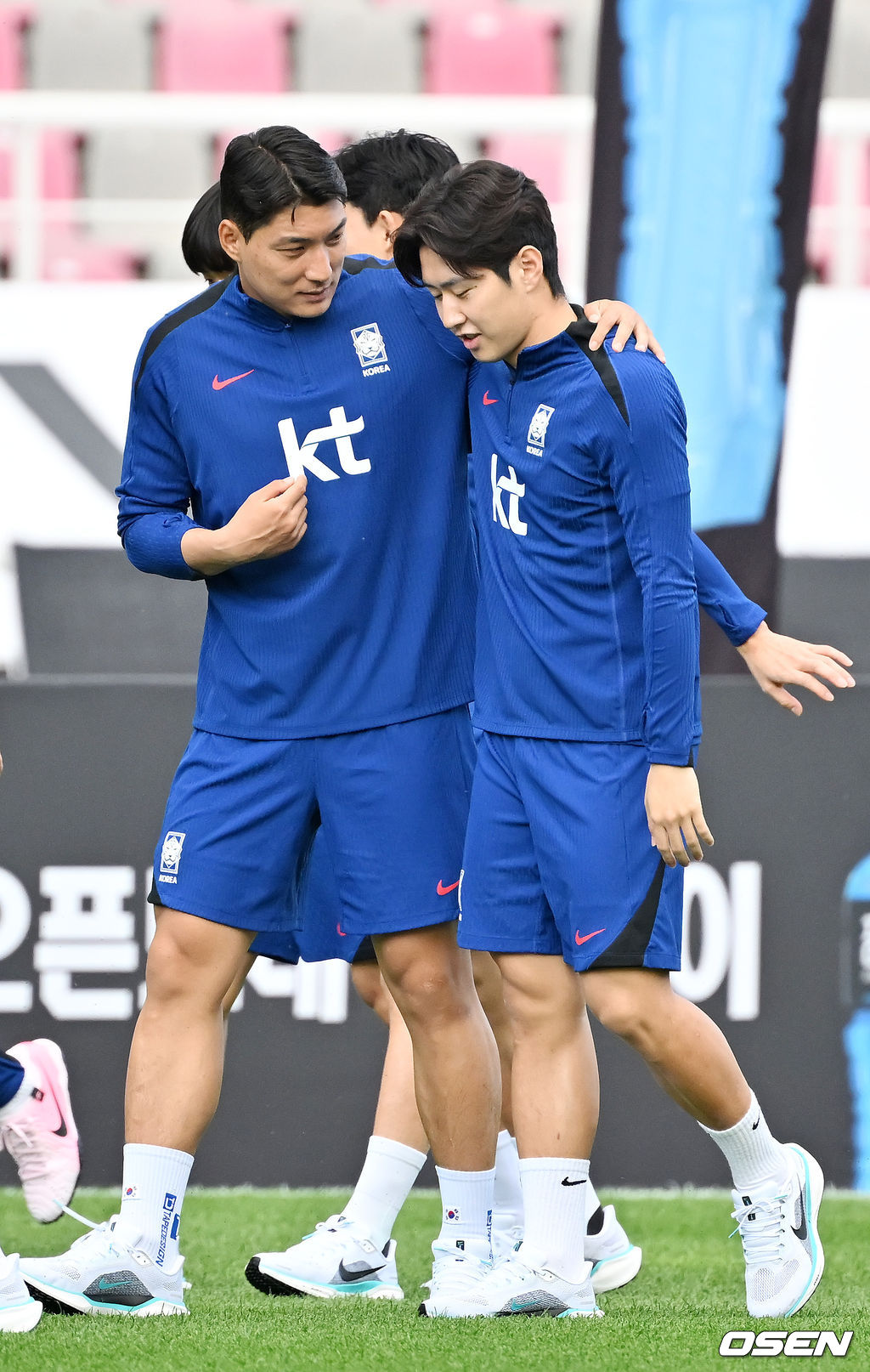 8일 오후 경기도 고양시의 고양종합운동장 주경기장에서 김도훈 임시 감독이 이끄는 한국 축구 대표팀이 오픈 트레이닝을 가졌다.<br /><br />싱가포르를 대파하고 2026 북중미 월드컵 아시아 3차 예선 진출을 확정한 축구 국가대표팀이 11일 중국전 준비에 나선다.<br /><br />한국 축구대표팀 주민규가 이강인과 어깨동무를 하며 트레이닝을 하고 있다. 2024.06.08 / rumi@osen.co.kr