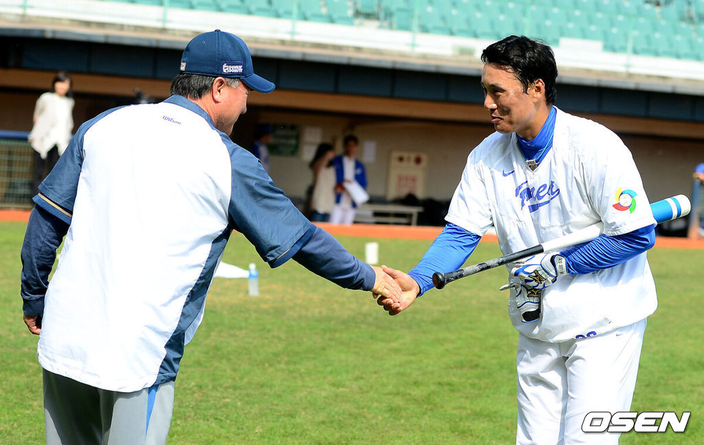 2013 월드베이스볼클래식(WBC 2013) 대한민국 대표팀이 19일 오전 대만 자이현 도류구장에서 훈련을 가졌다.NC와의 연습경기에 앞서 김경문 감독과 대표팀 이승엽이 인사를 나누고 있다.한국은 지난 12일 대만에 입성, 도류구장에서 훈련한뒤 NC와 연습경기를 가진 후 타이중으로 이동해 3월 2일 네덜란드와의 경기를 시작으로 1라운드 대회를 시작한다.네덜란드전을 시작으로 호주(4일), 대만(5일)과 차례로 격돌한다. 1라운드 조 2위까지 2라운드에 진출한다. 2라운드에서는 A조(일본·쿠바·브라질·중국) 1·2위와 대결한다./jpnews@osen.co.kr