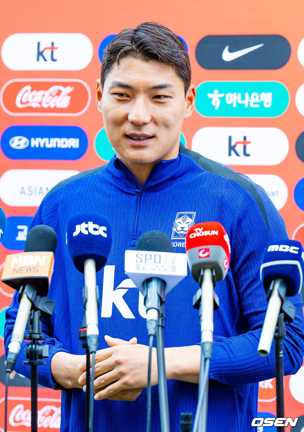 8일 오후 경기도 고양시의 고양종합운동장 주경기장에서 김도훈 임시 감독이 이끄는 한국 축구 대표팀이 오픈 트레이닝을 가졌다.싱가포르를 대파하고 2026 북중미 월드컵 아시아 3차 예선 진출을 확정한 축구 국가대표팀이 11일 중국전 준비에 나선다.대표팀 주민규가 그라운드 위에서 인터뷰를 하고 있다. 2024.06.08 / rumi@osen.co.kr