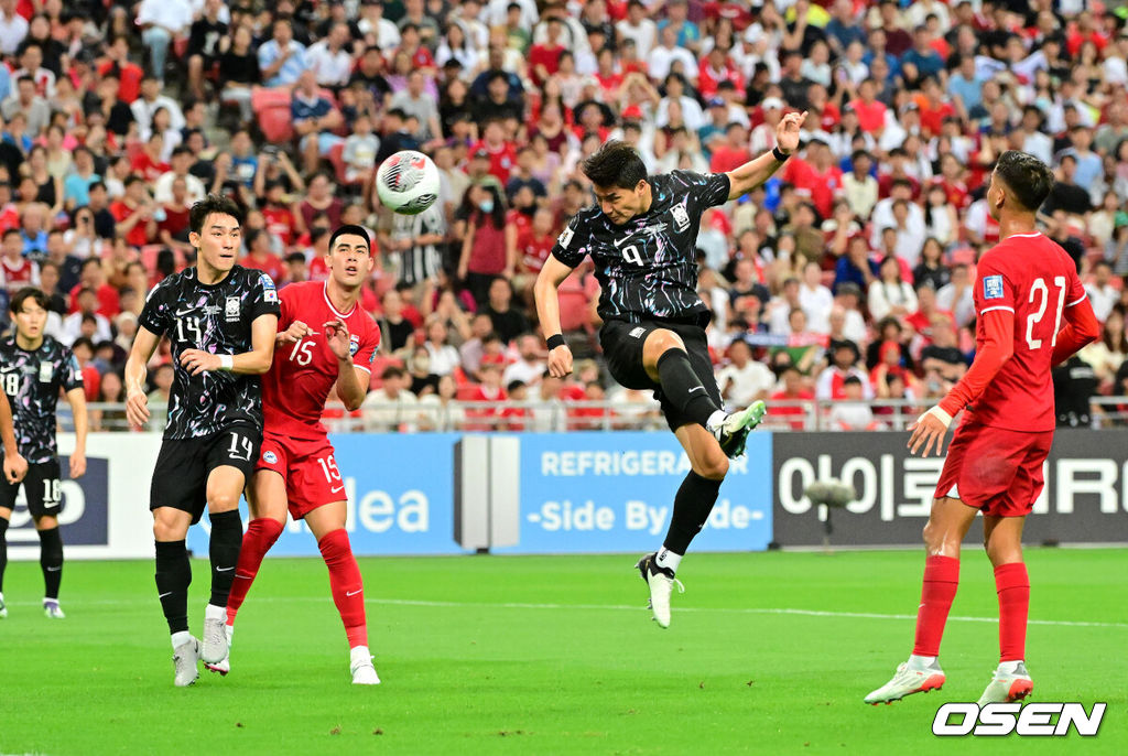 김도훈 임시감독이 이끄는 대한민국과 싱가포르의 2026 FIFA 북중미 월드컵 아시아 2차 예선 C조 5차전이 6일(한국시간) 오후 9시 싱가포르 칼랑에 위치한 싱가포르 더 내셔널 스타디움에서 열렸다.각 조 1・2위에 3차 예선 진출 자격이 주어지는 가운데 한국은 싱가포르와 5차전에서 비기기만 해도 11일 중국과 6차전 경기 결과와 상관없이 3차 예선행을 확정한다. 심지어 5차전에서 한국이 패해도 태국이 승점을 챙기지 못한다면 3차 예선으로 향할 수 있다.전반 대한민국 주민규가 팀의 두 번째 골을 성공시키고 있다. 2024.06.06 /cej@osen.co.kr