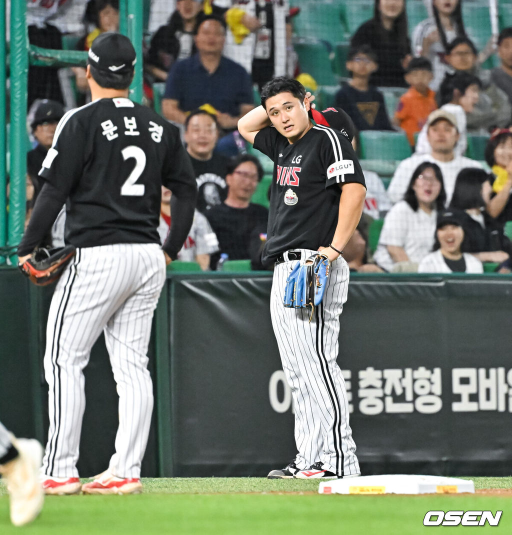 30일 오후 인천 SSG랜더스필드에서 ‘2024 신한 SOL BANK KBO리그’ SSG 랜더스와 LG 트윈스의 경기가 진행됐다. 이날 SSG은 앤더슨을, LG은 최원태를 선발투수로 내세웠다.6회말 1사 1루 SSG 이지영의 내야땅볼때 LG 최원태 투수가 포구 실책하며 실점 허용한뒤 아쉬워하고 있다.  2024.05.30 / soul1014@osen.co.kr