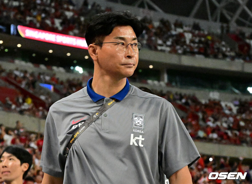 김도훈 임시감독이 이끄는 대한민국과 싱가포르의 2026 FIFA 북중미 월드컵 아시아 2차 예선 C조 5차전이 6일(한국시간) 오후 9시 싱가포르 칼랑에 위치한 싱가포르 더 내셔널 스타디움에서 열렸다.각 조 1・2위에 3차 예선 진출 자격이 주어지는 가운데 한국은 싱가포르와 5차전에서 비기기만 해도 11일 중국과 6차전 경기 결과와 상관없이 3차 예선행을 확정한다. 심지어 5차전에서 한국이 패해도 태국이 승점을 챙기지 못한다면 3차 예선으로 향할 수 있다.경기에 앞서 대한민국 김도훈 감독이 그라운드로 입장하고 있다. 2024.06.06 /cej@osen.co.kr