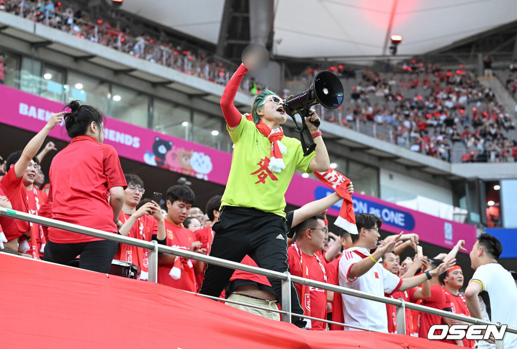 11일 오후 서울월드컵경기장에서 2026 국제축구연맹(FIFA) 북중미 월드컵 아시아 2차 예선 C조 6차전 대한민국과 중국의 경기가 열렸다.앞서 열린 5경기서 한국은 4승 1무로 이미 조 선두를 확정 지었다.반면 중국은 C조서 2승 2무 1패로 승점 8로 태국(승점 5)과 치열한 순위 다툼을 펼치고 있다.경기에 앞서 중국 응원단이 손흥민이 소개되자 손가락 욕을 하고 있다.. 2024.06.11 /sunday@osen.co.kr