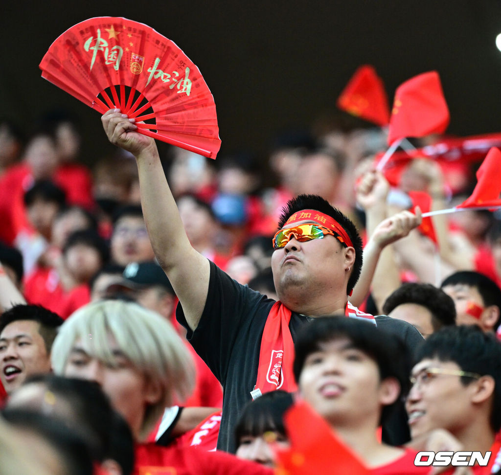 11일 오후 서울월드컵경기장에서 2026 국제축구연맹(FIFA) 북중미 월드컵 아시아 2차 예선 C조 6차전 대한민국과 중국의 경기가 열렸다.대한민국(4승 1무, 승점 13)은 지난 6일 싱가포르와 5차전에서 7-0 대승을 거두며 이날 중국과 최종전 결과와 상관없이 3차 예선행을 확정했다. 하지만 ‘톱 시드’를 유지하기 위해선 중국전 승리가 필요하다.경기에 앞서 중국 응원단이 열띤 응원을 선보이고 있다. 2024.06.11 / jpnews@osen.co.kr