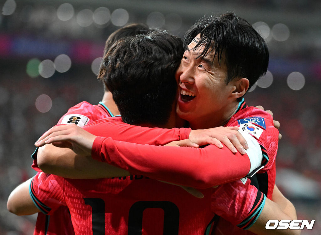 11일 오후 서울월드컵경기장에서 2026 국제축구연맹(FIFA) 북중미 월드컵 아시아 2차 예선 C조 6차전 대한민국과 중국의 경기가 열렸다.앞서 열린 5경기서 한국은 4승 1무로 이미 조 선두를 확정 지었다.반면 중국은 C조서 2승 2무 1패로 승점 8로 태국(승점 5)과 치열한 순위 다툼을 펼치고 있다.후반 대한민국 손흥민이 선제골을 성공시킨 이강인과 환호하고 있다. 2024.06.11 /sunday@osen.co.kr