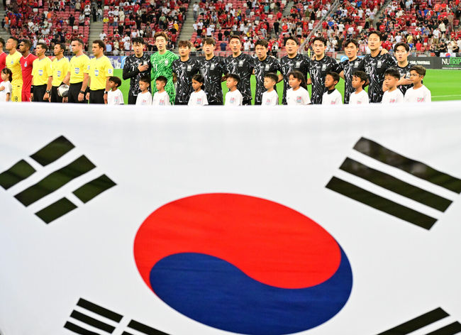 김도훈 임시감독이 이끄는 대한민국과 싱가포르의 2026 FIFA 북중미 월드컵 아시아 2차 예선 C조 5차전이 6일(한국시간) 오후 9시 싱가포르 칼랑에 위치한 싱가포르 더 내셔널 스타디움에서 열렸다.<br /><br />각 조 1・2위에 3차 예선 진출 자격이 주어지는 가운데 한국은 싱가포르와 5차전에서 비기기만 해도 11일 중국과 6차전 경기 결과와 상관없이 3차 예선행을 확정한다. 심지어 5차전에서 한국이 패해도 태국이 승점을 챙기지 못한다면 3차 예선으로 향할 수 있다.<br /><br />경기에 앞서 대한민국 선수들이 국민의례를 하고 있다. 2024.06.06 /cej@osen.co.kr