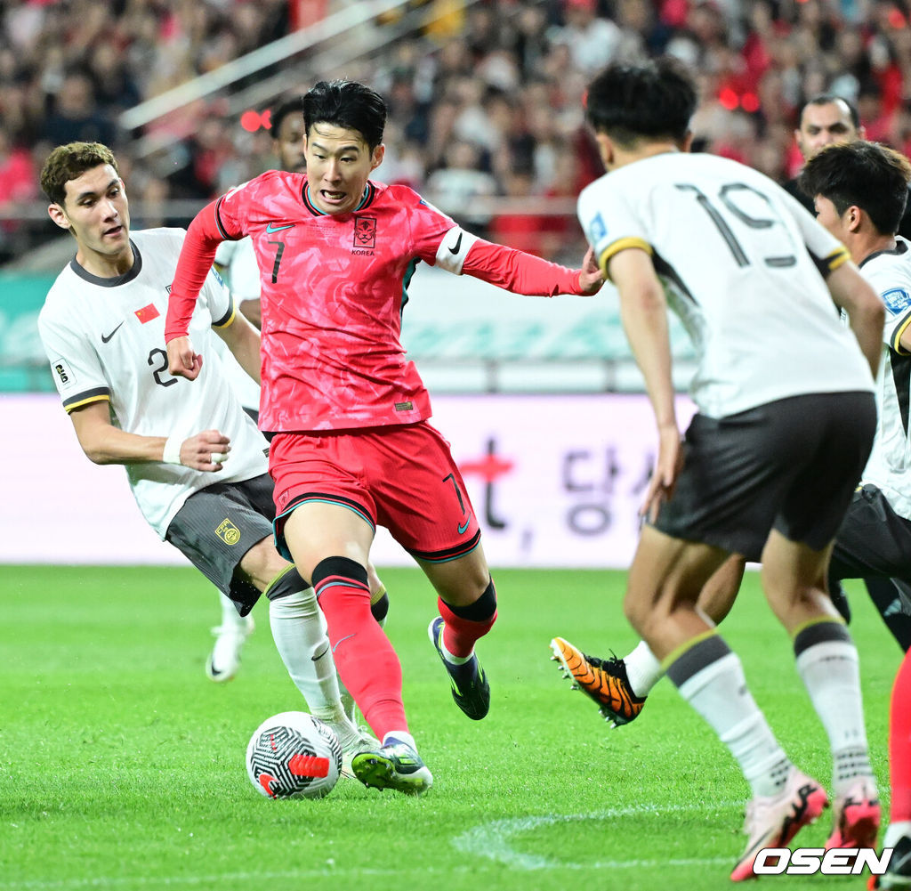 11일 오후 서울월드컵경기장에서 2026 국제축구연맹(FIFA) 북중미 월드컵 아시아 2차 예선 C조 6차전 대한민국과 중국의 경기가 열렸다.대한민국(4승 1무, 승점 13)은 지난 6일 싱가포르와 5차전에서 7-0 대승을 거두며 이날 중국과 최종전 결과와 상관없이 3차 예선행을 확정했다. 하지만 ‘톱 시드’를 유지하기 위해선 중국전 승리가 필요하다.전반 대한민국 손흥민이 중국 압두웨리 수비를 피해 드리블을 하고 있다. 2024.06.11 / jpnews@osen.co.kr