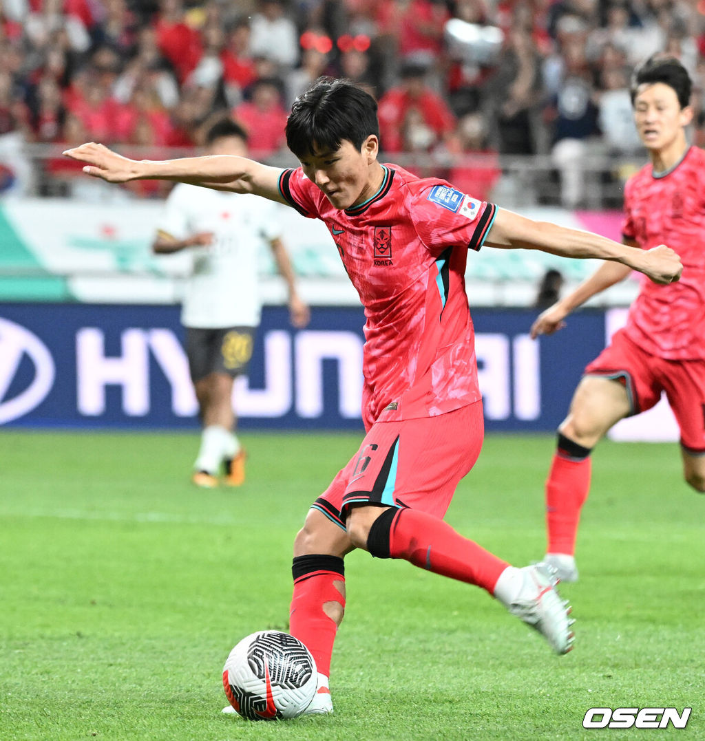 11일 오후 서울월드컵경기장에서 2026 국제축구연맹(FIFA) 북중미 월드컵 아시아 2차 예선 C조 6차전 대한민국과 중국의 경기가 열렸다.앞서 열린 5경기서 한국은 4승 1무로 이미 조 선두를 확정 지었다.반면 중국은 C조서 2승 2무 1패로 승점 8로 태국(승점 5)과 치열한 순위 다툼을 펼치고 있다.후반 대한민국 황인범이 슛을 시도하고 있다. 2024.06.11 /sunday@osen.co.kr