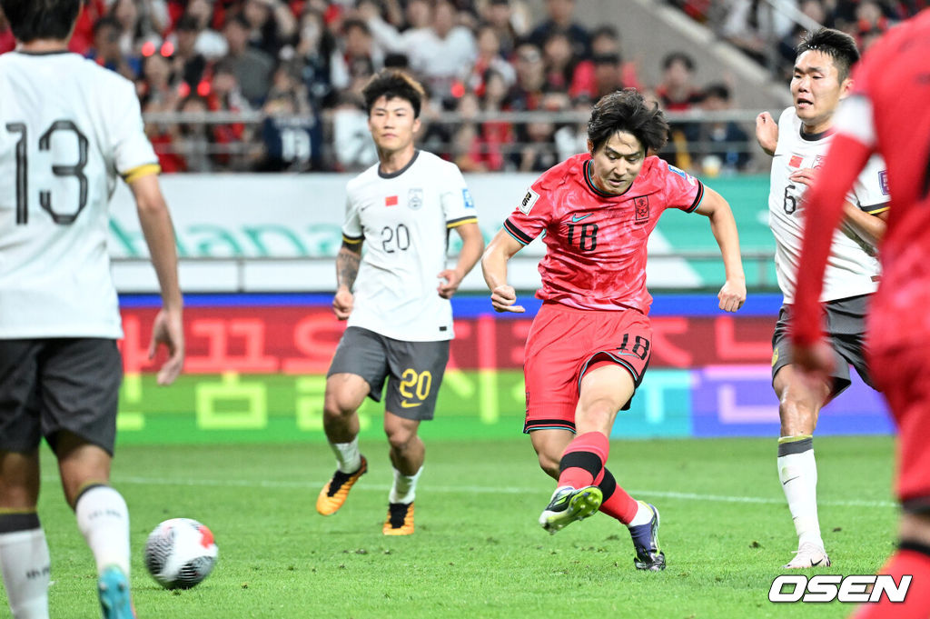 11일 오후 서울월드컵경기장에서 2026 국제축구연맹(FIFA) 북중미 월드컵 아시아 2차 예선 C조 6차전 대한민국과 중국의 경기가 열렸다.앞서 열린 5경기서 한국은 4승 1무로 이미 조 선두를 확정 지었다.반면 중국은 C조서 2승 2무 1패로 승점 8로 태국(승점 5)과 치열한 순위 다툼을 펼치고 있다.후반 대한민국 이강인이 선제골을 성공시키고 있다. 2024.06.11 /sunday@osen.co.kr