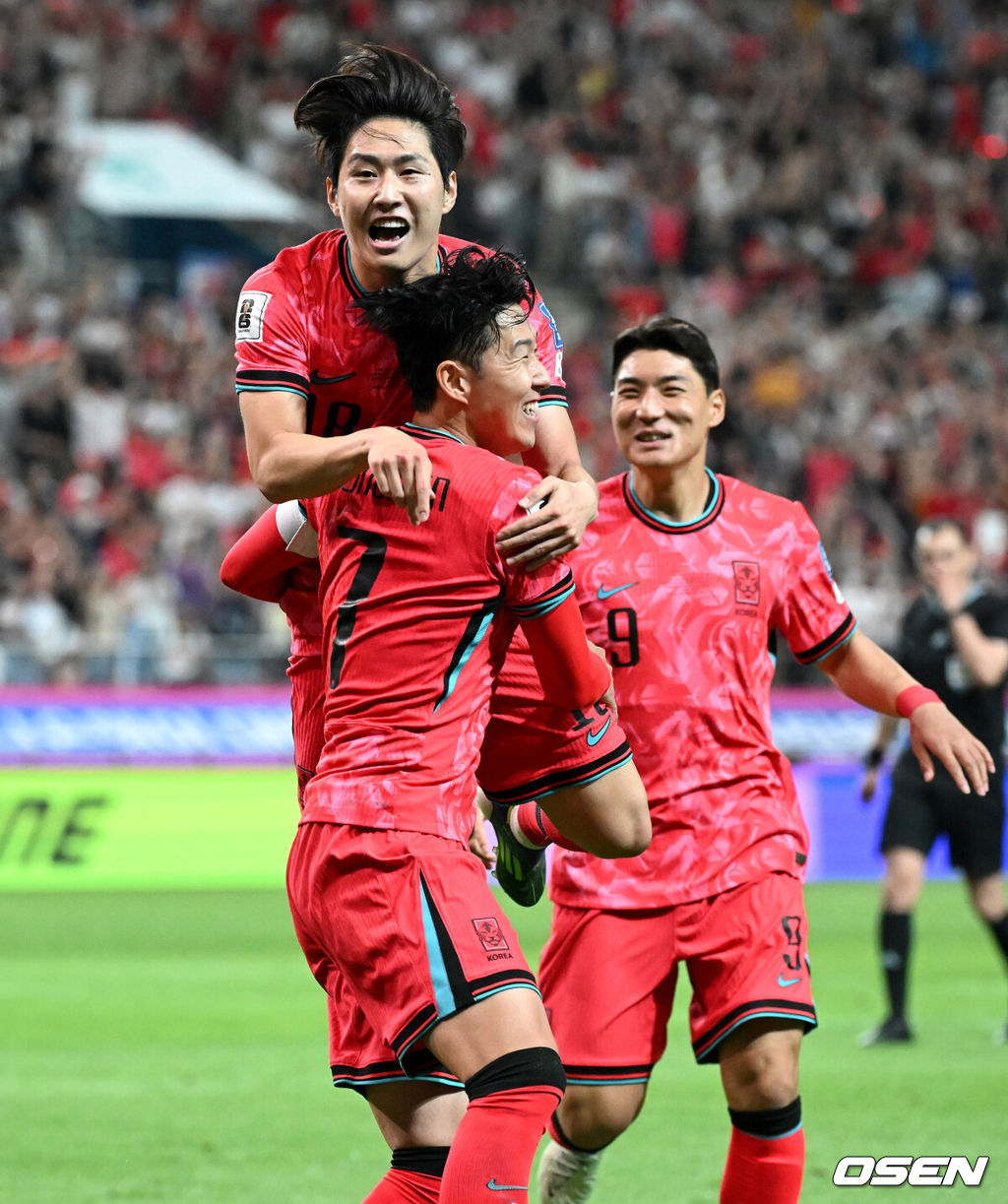 11일 오후 서울월드컵경기장에서 2026 국제축구연맹(FIFA) 북중미 월드컵 아시아 2차 예선 C조 6차전 대한민국과 중국의 경기가 열렸다.앞서 열린 5경기서 한국은 4승 1무로 이미 조 선두를 확정 지었다.반면 중국은 C조서 2승 2무 1패로 승점 8로 태국(승점 5)과 치열한 순위 다툼을 펼치고 있다.후반 대한민국 이강인이 선제골을 성공시키고 손흥민과 환호하고 있다. 2024.06.11 /sunday@osen.co.kr