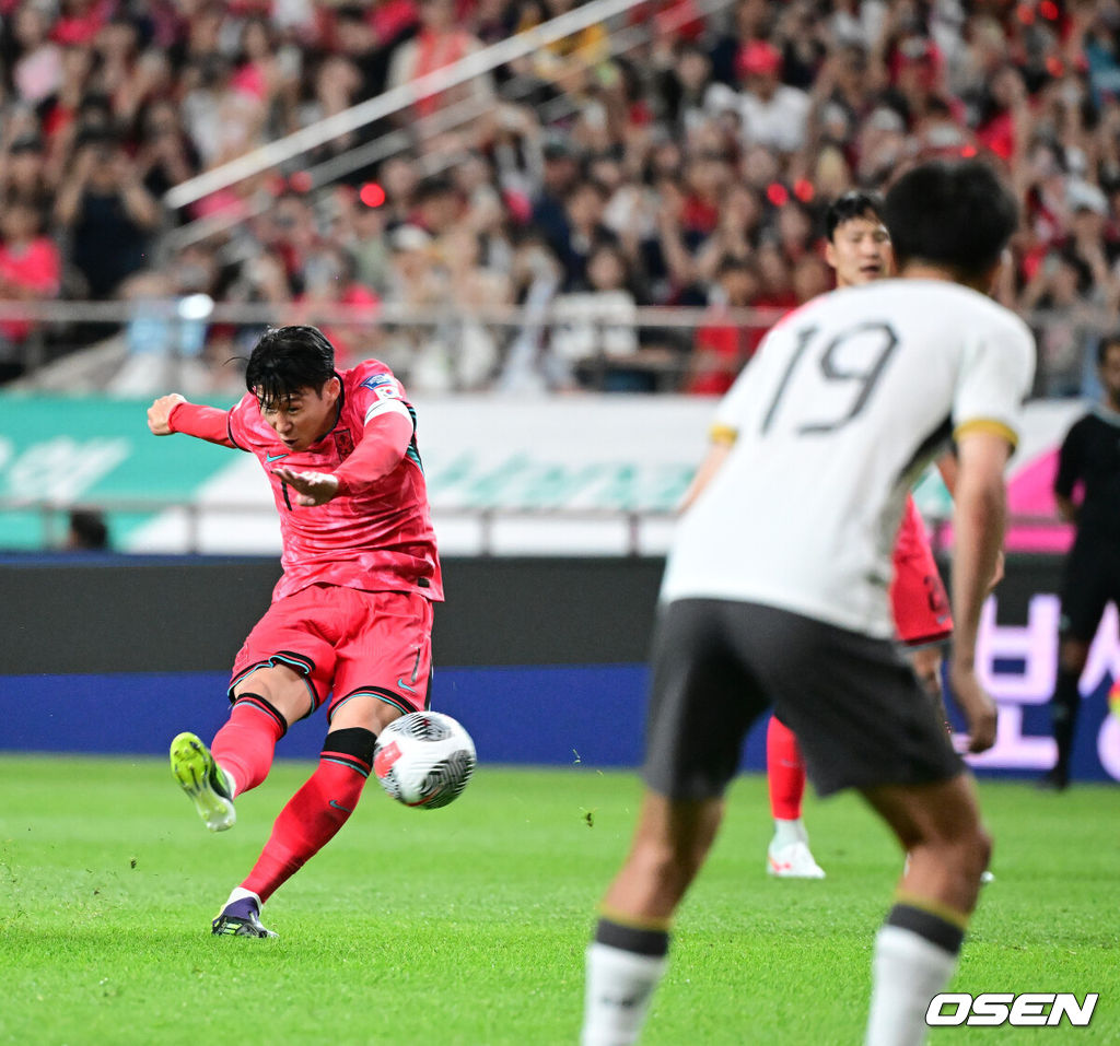 11일 오후 서울월드컵경기장에서 2026 국제축구연맹(FIFA) 북중미 월드컵 아시아 2차 예선 C조 6차전 대한민국과 중국의 경기가 열렸다.대한민국(4승 1무, 승점 13)은 지난 6일 싱가포르와 5차전에서 7-0 대승을 거두며 이날 중국과 최종전 결과와 상관없이 3차 예선행을 확정했다. 하지만 ‘톱 시드’를 유지하기 위해선 중국전 승리가 필요하다.전반 대한민국 손흥민이 프리킥을 시도하고 있다. 2024.06.11 / jpnews@osen.co.kr