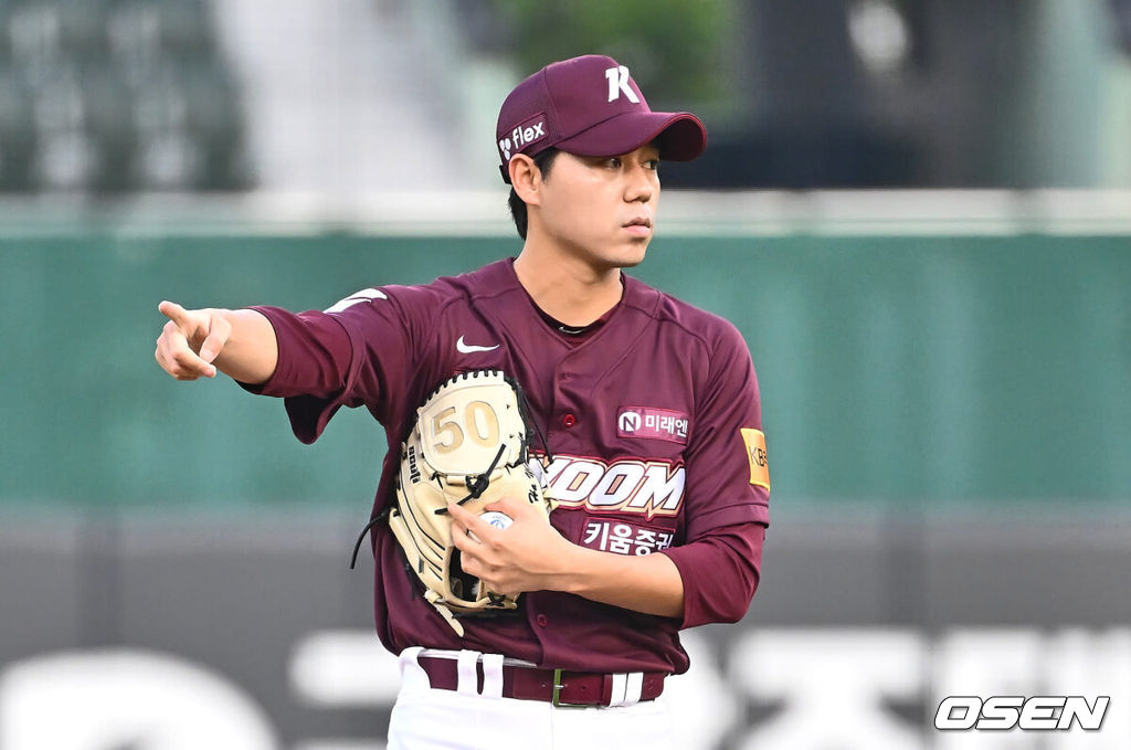 11일 부산 사직야구장에서 2024 신한 SOL 뱅크 KBO 리그 롯데 자이언츠와 SSG 랜더스의 더블헤더 2차전 경기가 열렸다. 홈팀 롯데는 한현희가 시즌 2승에 도전하고 꼴찌로 쳐진 키움은 하영민이 선발로 나서 반등을 노린다.키움 히어로즈 선발 투수 하영민이 스윙이라는 사인을 보내고 있다. 2024.06.11 / foto0307@osen.co.kr