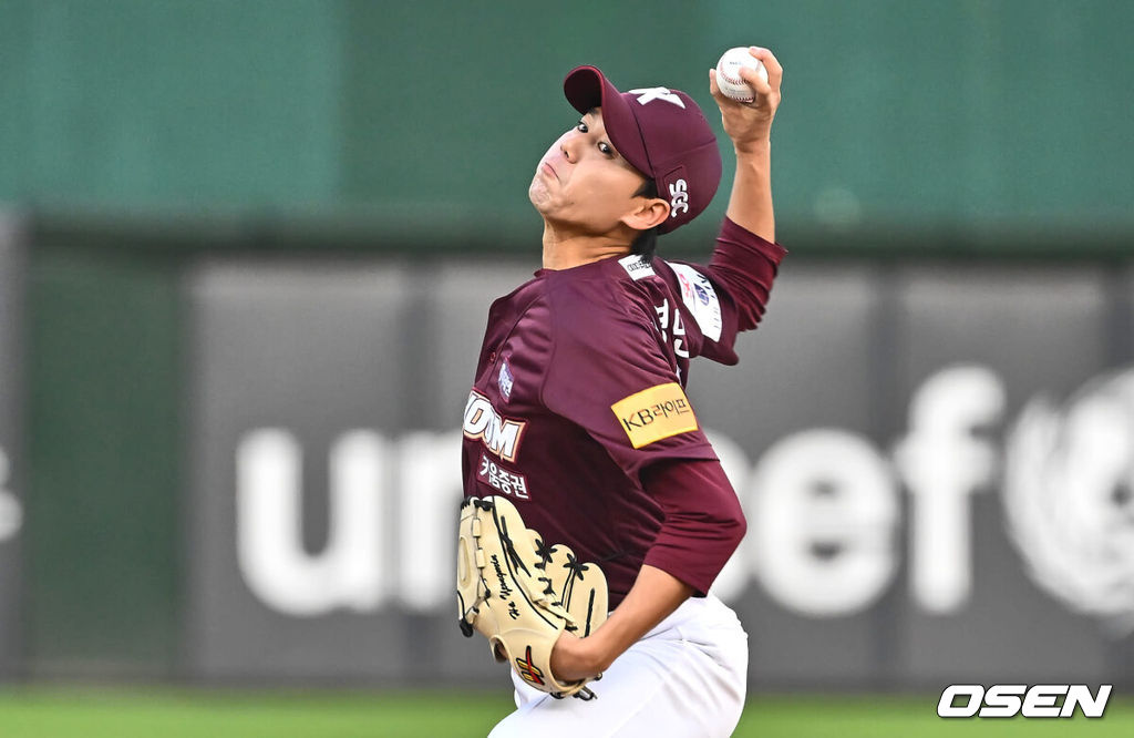 11일 부산 사직야구장에서 2024 신한 SOL 뱅크 KBO 리그 롯데 자이언츠와 SSG 랜더스의 더블헤더 2차전 경기가 열렸다. 홈팀 롯데는 한현희가 시즌 2승에 도전하고 꼴찌로 쳐진 키움은 하영민이 선발로 나서 반등을 노린다.키움 히어로즈 선발 투수 하영민이 역투하고 있다. 2024.06.11 / foto0307@osen.co.kr