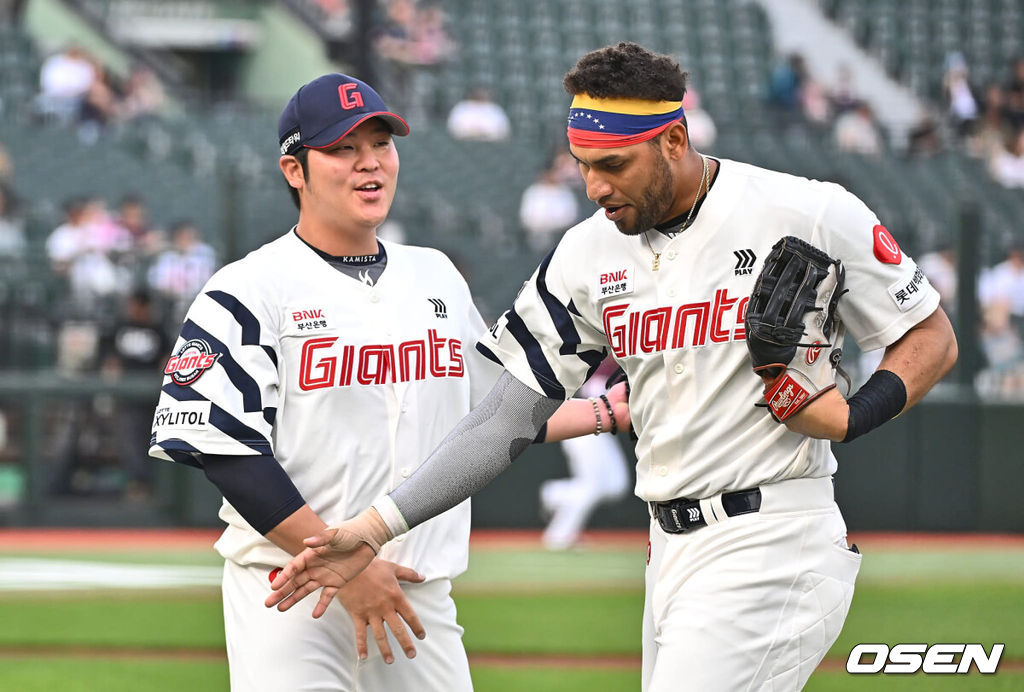 11일 부산 사직야구장에서 2024 신한 SOL 뱅크 KBO 리그 롯데 자이언츠와 SSG 랜더스의 더블헤더 2차전 경기가 열렸다. 홈팀 롯데는 한현희가 시즌 2승에 도전하고 꼴찌로 쳐진 키움은 하영민이 선발로 나서 반등을 노린다.롯데 자이언츠 레이예스가 2회초 2사 1루 키움 히어로즈 최주환의 타구를 잡아내고 한현희와 하이파이브를 하고 있다. 2024.06.11 / foto0307@osen.co.kr