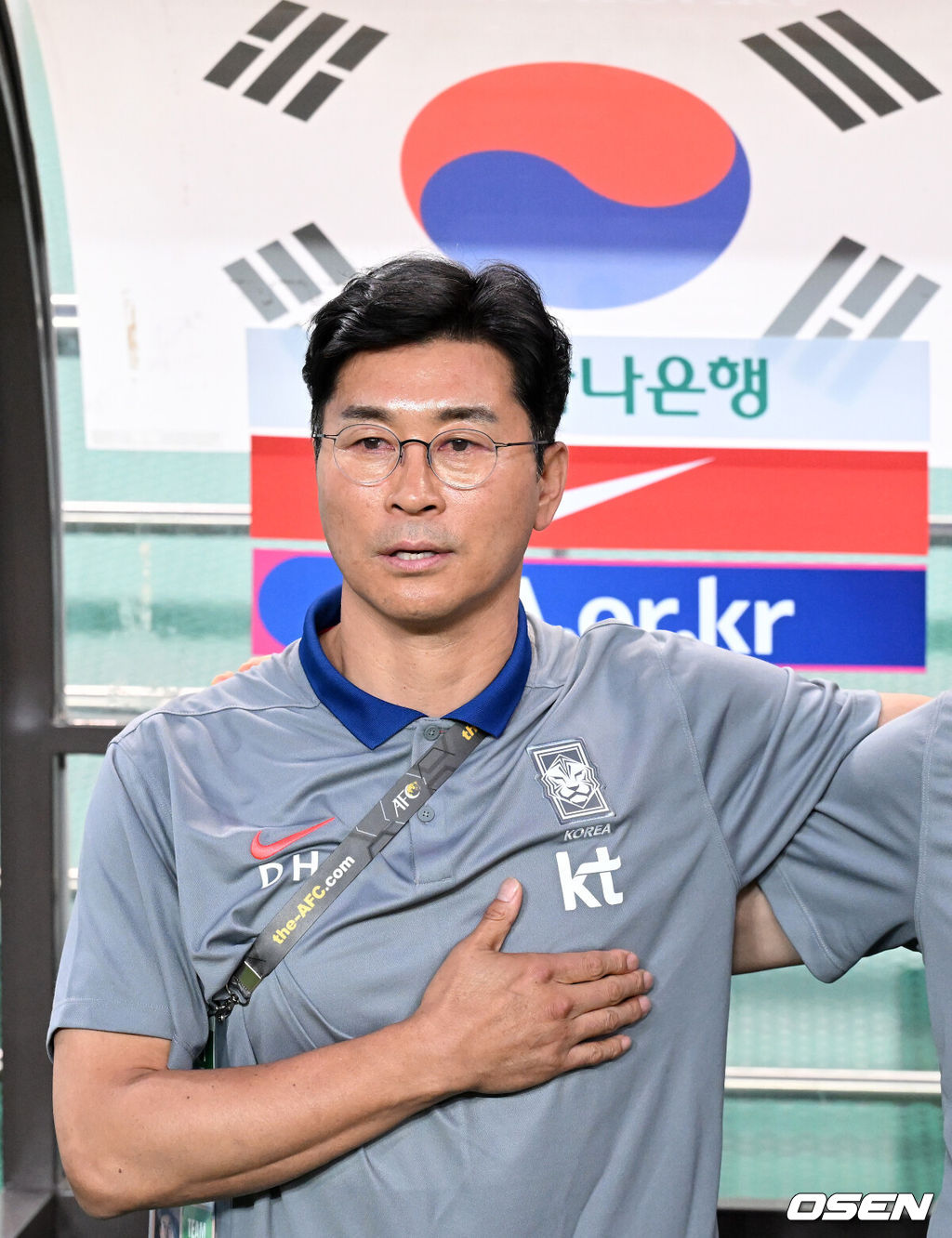 11일 오후 서울월드컵경기장에서 2026 국제축구연맹(FIFA) 북중미 월드컵 아시아 2차 예선 C조 6차전 대한민국과 중국의 경기가 열렸다.앞서 열린 5경기서 한국은 4승 1무로 이미 조 선두를 확정 지었다.반면 중국은 C조서 2승 2무 1패로 승점 8로 태국(승점 5)과 치열한 순위 다툼을 펼치고 있다.경기에 앞서 대한민국 김도훈 감독이 국민의례를 하고 있다. 2024.06.11 /sunday@osen.co.kr