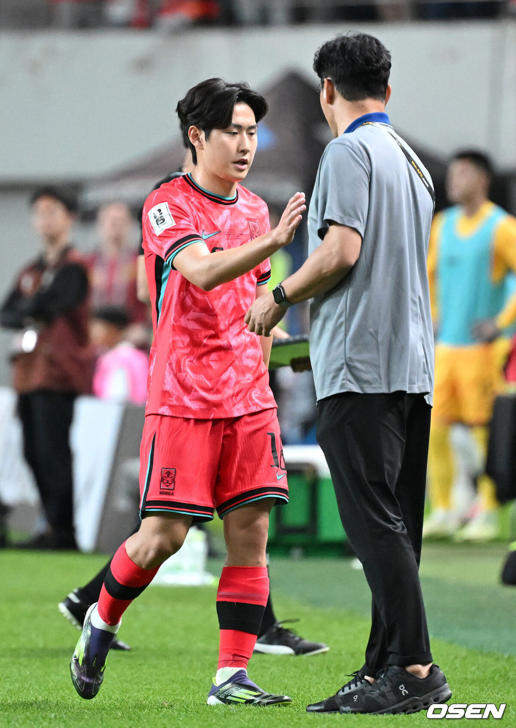 11일 오후 서울월드컵경기장에서 2026 국제축구연맹(FIFA) 북중미 월드컵 아시아 2차 예선 C조 6차전 대한민국과 중국의 경기가 열렸다.앞서 열린 5경기서 한국은 4승 1무로 이미 조 선두를 확정 지었다.반면 중국은 C조서 2승 2무 1패로 승점 8로 태국(승점 5)과 치열한 순위 다툼을 펼치고 있다.후반 대한민국 이강인이 교체되며 김도훈 감독과 하이파이브를 하고 있다. 2024.06.11 /sunday@osen.co.kr