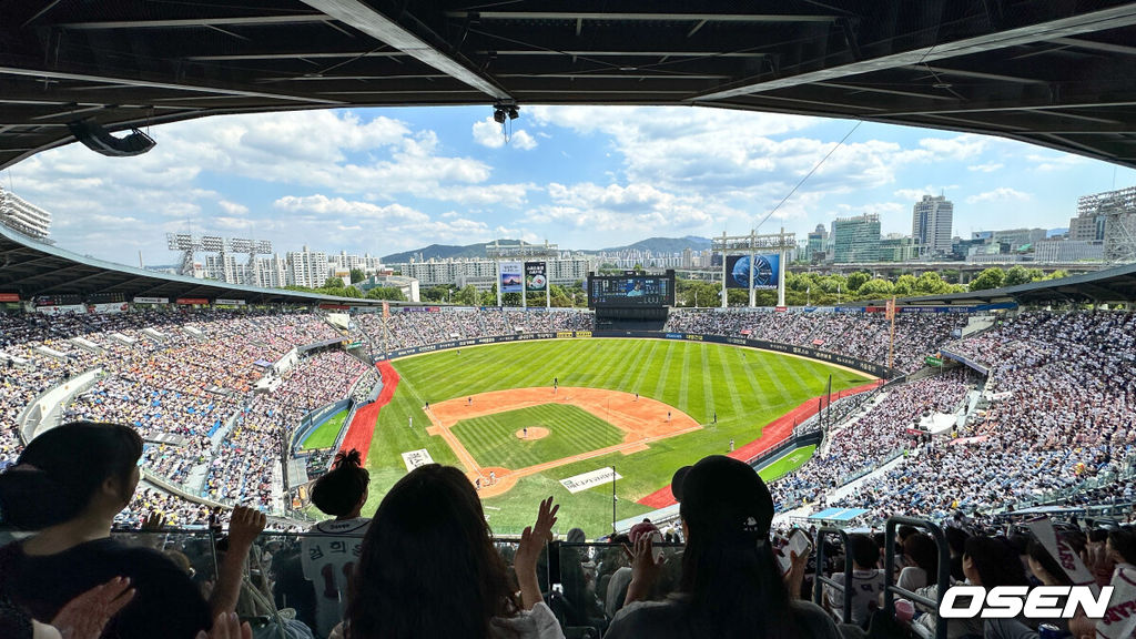 지난 1일 역대 두번째 빠른 400만 관중 돌파한 가운데 야구팬들로 가득찬 잠실구장.   2024.06.02  /   soul1014@osen.co.kr