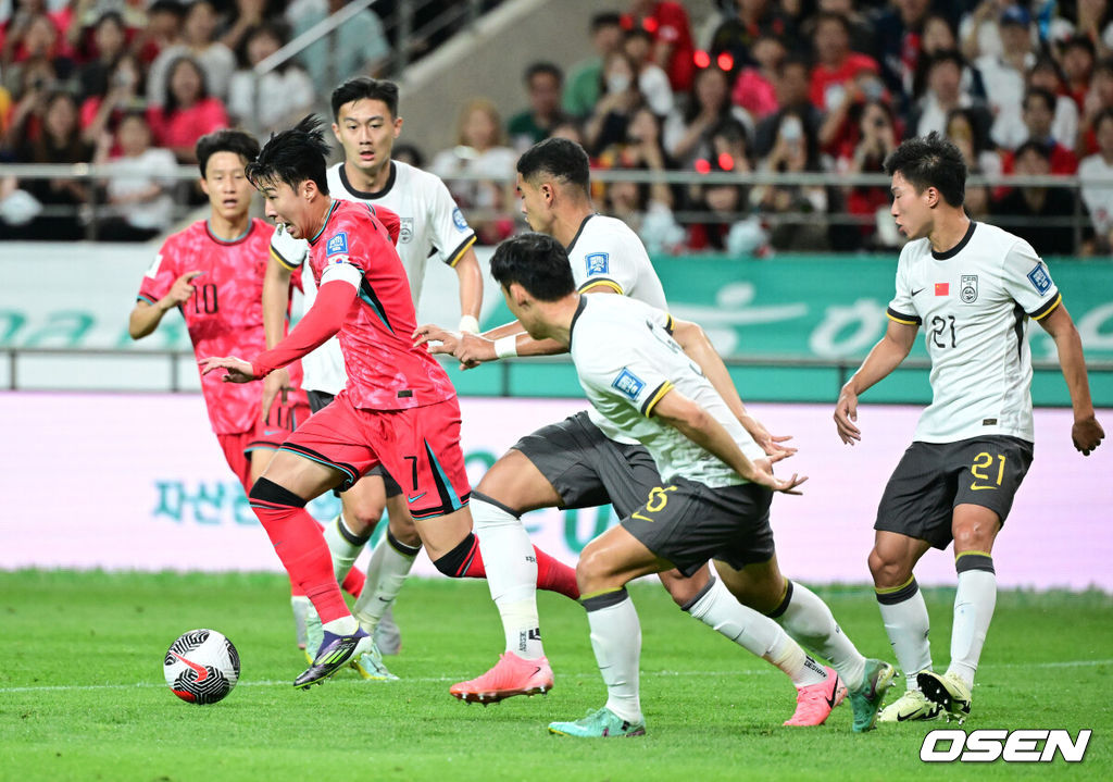 중국이 예고했던 놀랄 일은 없었다. 한국이 무난하게 중국을 잡아내며 '공한증' 역사를 이어갔다.김도훈 임시 감독이 이끄는 대한민국 축구대표팀은 11일 오후 8시 서울월드컵경기장에서 열린 2026 국제축구연맹(FIFA) 북중미 월드컵 아시아 2차 예선 C조 6차전에서 중국을 1-0으로 꺾었다.이날 승리로 한국은 위르겐 클린스만 감독, 황선홍 감독, 김도훈 감독 등 세 명의 감독으로 2차 예선을 치루면서 승점 16(5승 1무)라는 성적으로 조 1위를 확정했다. 또한 3차 예선에서 아시아 랭킹 3위로 일본, 이란에 이어서 톱시드 자리를 확보하는데 성공했다.전반 대한민국 손흥민이 드리블을 하고 있다. 2024.06.11 / jpnews@osen.co.kr