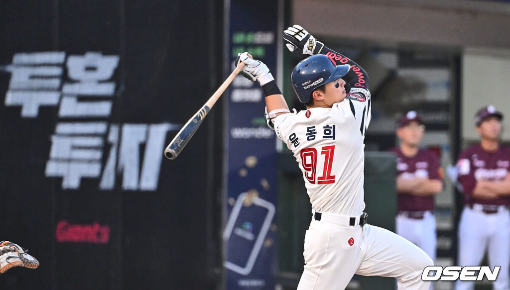 12일 부산 사직야구장에서 2024 신한 SOL 뱅크 KBO 리그 롯데 자이언츠와 SSG 랜더스의 더블헤더 2차전 경기가 열렸다. 홈팀 롯데는 김진욱이 시즌 2승에 도전하고 키움도 좌완 선발 이종민이 등판한다.롯데 자이언츠 윤동희가 3회말 2사 좌월 솔로 홈런을 치고 있다. 2024.06.12 / foto0307@osen.co.kr