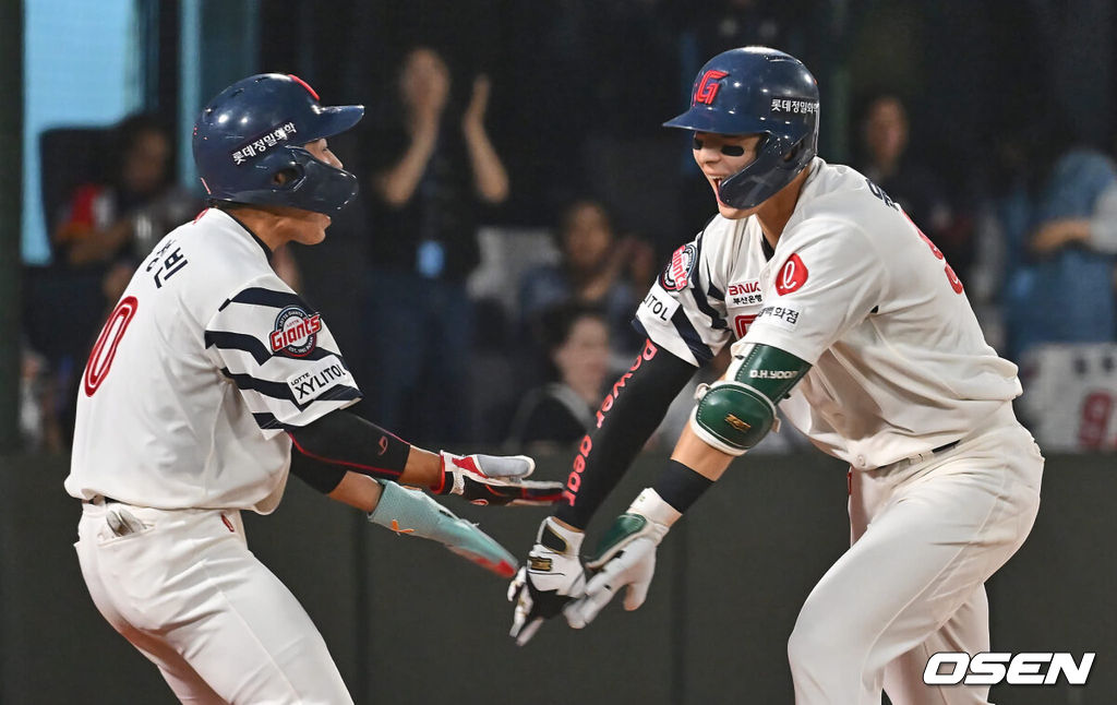 12일 부산 사직야구장에서 2024 신한 SOL 뱅크 KBO 리그 롯데 자이언츠와 키움 히어로즈와의 경기가 열렸다. 홈팀 롯데는 김진욱이 시즌 2승에 도전하고 키움도 좌완 선발 이종민이 등판한다.롯데 자이언츠 윤동희가 5회말 1사 1,2루 좌월 3점 홈런을 치고 하이파이브를 하고 있다. 2024.06.12 / foto0307@osen.co.kr