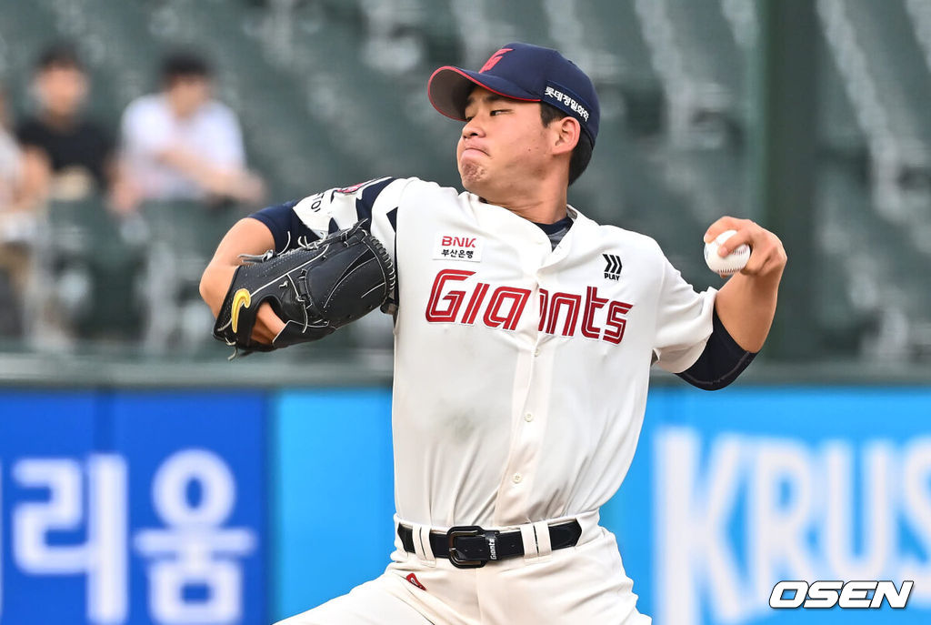 12일 부산 사직야구장에서 2024 신한 SOL 뱅크 KBO 리그 롯데 자이언츠와 키움 히어로즈와의 경기가 열렸다. 홈팀 롯데는 김진욱이 시즌 2승에 도전하고 키움도 좌완 선발 이종민이 등판한다.롯데 자이언츠 선발 투수 김진욱이 역투하고 있다. 2024.06.12 / foto0307@osen.co.kr