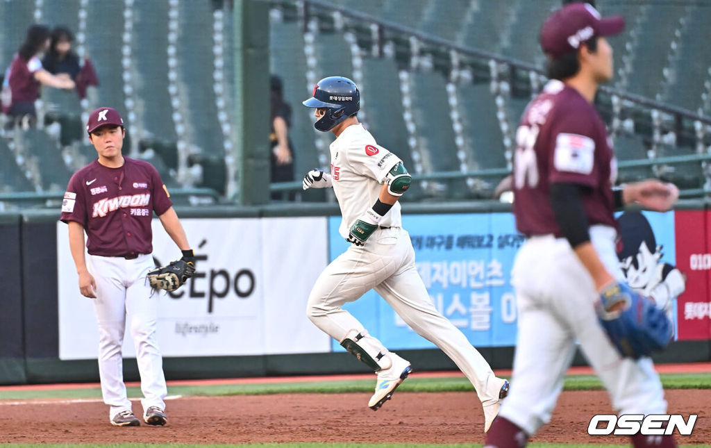 12일 부산 사직야구장에서 2024 신한 SOL 뱅크 KBO 리그 롯데 자이언츠와 키움 히어로즈와의 경기가 열렸다.홈팀 롯데는 김진욱이 시즌 2승에 도전하고 키움도 좌완 선발 이종민이 등판한다.롯데 자이언츠 윤동희가 3회말 2사 좌월 솔로 홈런을 치고 그라운드를 돌고 있다. 2024.06.12 / foto0307@osen.co.kr