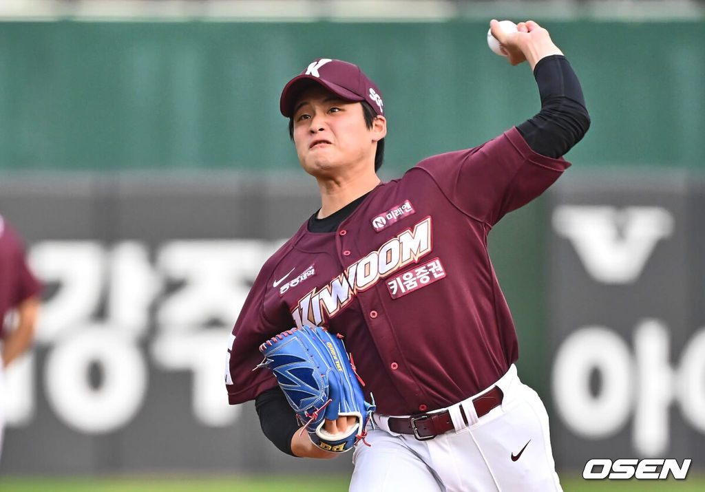 12일 부산 사직야구장에서 2024 신한 SOL 뱅크 KBO 리그 롯데 자이언츠와 키움 히어로즈와의 경기가 열렸다.홈팀 롯데는 김진욱이 시즌 2승에 도전하고 키움도 좌완 선발 이종민이 등판한다.키움 히어로즈 선발 투수 이종민이 역투하고 있다. 2024.06.12 / foto0307@osen.co.kr