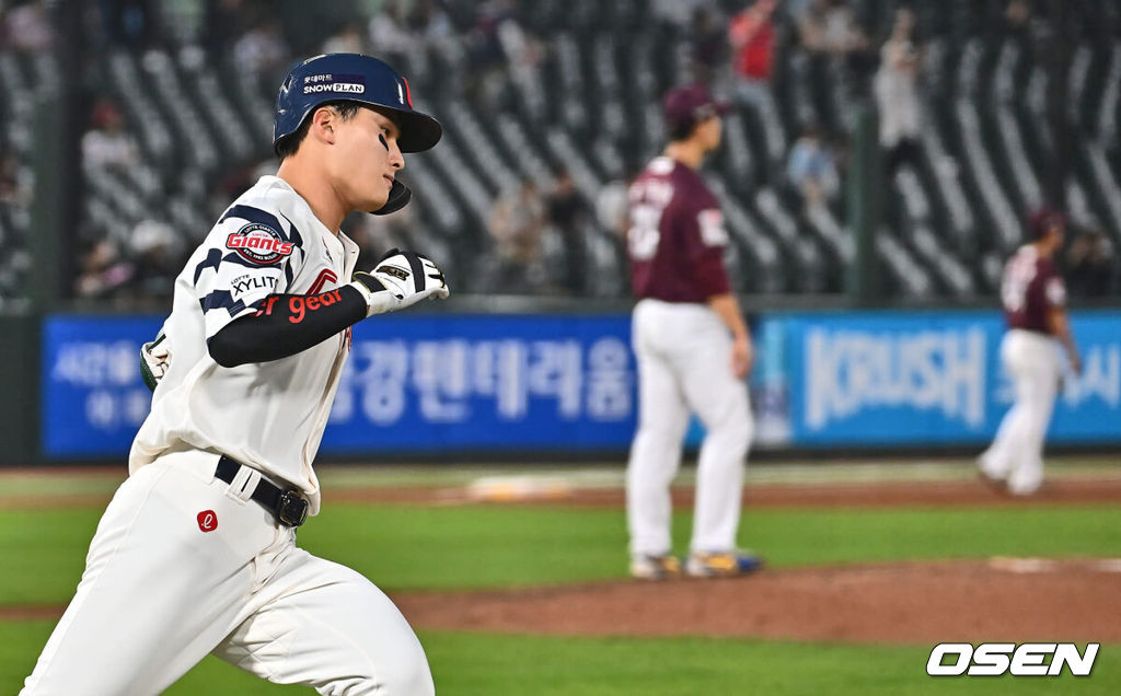 12일 부산 사직야구장에서 2024 신한 SOL 뱅크 KBO 리그 롯데 자이언츠와 키움 히어로즈와의 경기가 열렸다. 홈팀 롯데는 김진욱이 시즌 2승에 도전하고 키움도 좌완 선발 이종민이 등판한다.롯데 자이언츠 윤동희가 5회말 1사 1,2루 좌월 3점 홈런을 치고 그라운드를 돌고 있다. 2024.06.12 / foto0307@osen.co.kr