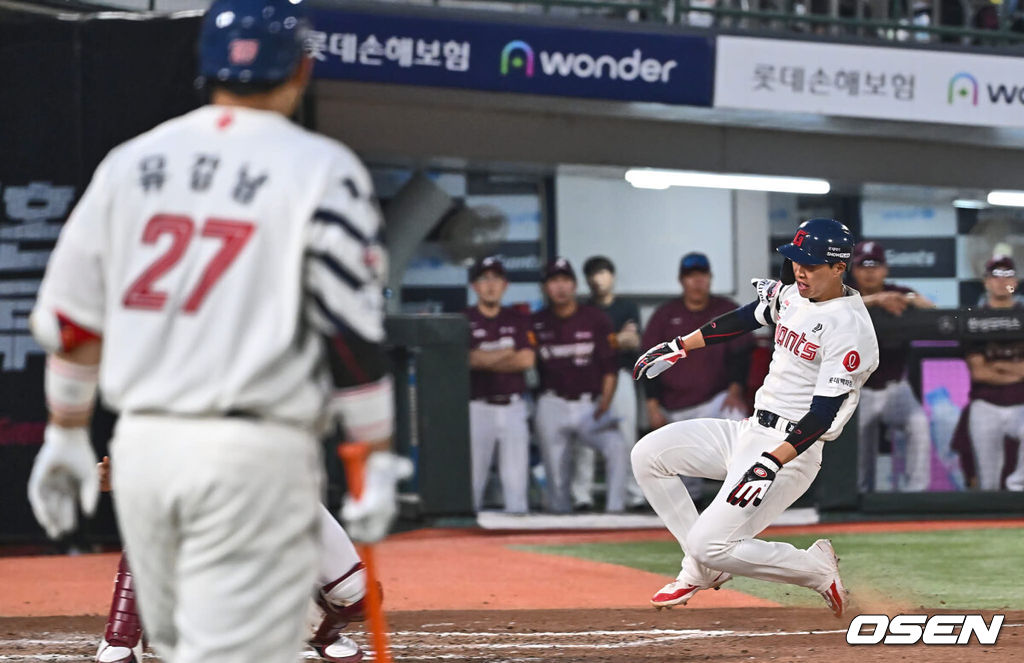 12일 부산 사직야구장에서 2024 신한 SOL 뱅크 KBO 리그 롯데 자이언츠와 키움 히어로즈와의 경기가 열렸다. 홈팀 롯데는 김진욱이 시즌 2승에 도전하고 키움도 좌완 선발 이종민이 등판한다.롯데 자이언츠 유강남이 5회초 무사 1,3루 우익수 희생플라이를 치고 박승욱의 득점 상황을 지켜보고 있다. 2024.06.12 / foto0307@osen.co.kr