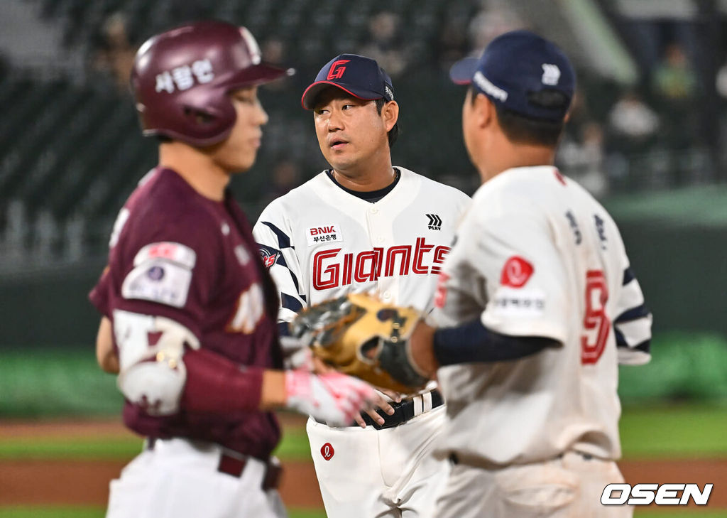 12일 부산 사직야구장에서 2024 신한 SOL 뱅크 KBO 리그 롯데 자이언츠와 키움 히어로즈와의 경기가 열렸다. 홈팀 롯데는 김진욱이 시즌 2승에 도전하고 키움도 좌완 선발 이종민이 등판한다.롯데 자이언츠 김상수가 7회초 1사 만루 키움 히어로즈 이주형에게 1타점 내야 땅볼을 맞고 아쉬워하고 있다. 2024.06.12 / foto0307@osen.co.kr