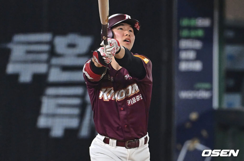 12일 부산 사직야구장에서 2024 신한 SOL 뱅크 KBO 리그 롯데 자이언츠와 키움 히어로즈와의 경기가 열렸다. 홈팀 롯데는 김진욱이 시즌 2승에 도전하고 키움도 좌완 선발 이종민이 등판한다.키움 히어로즈 김혜성이 8회초 우월 솔로 홈런을 치고 있다. 2024.06.12 / foto0307@osen.co.kr