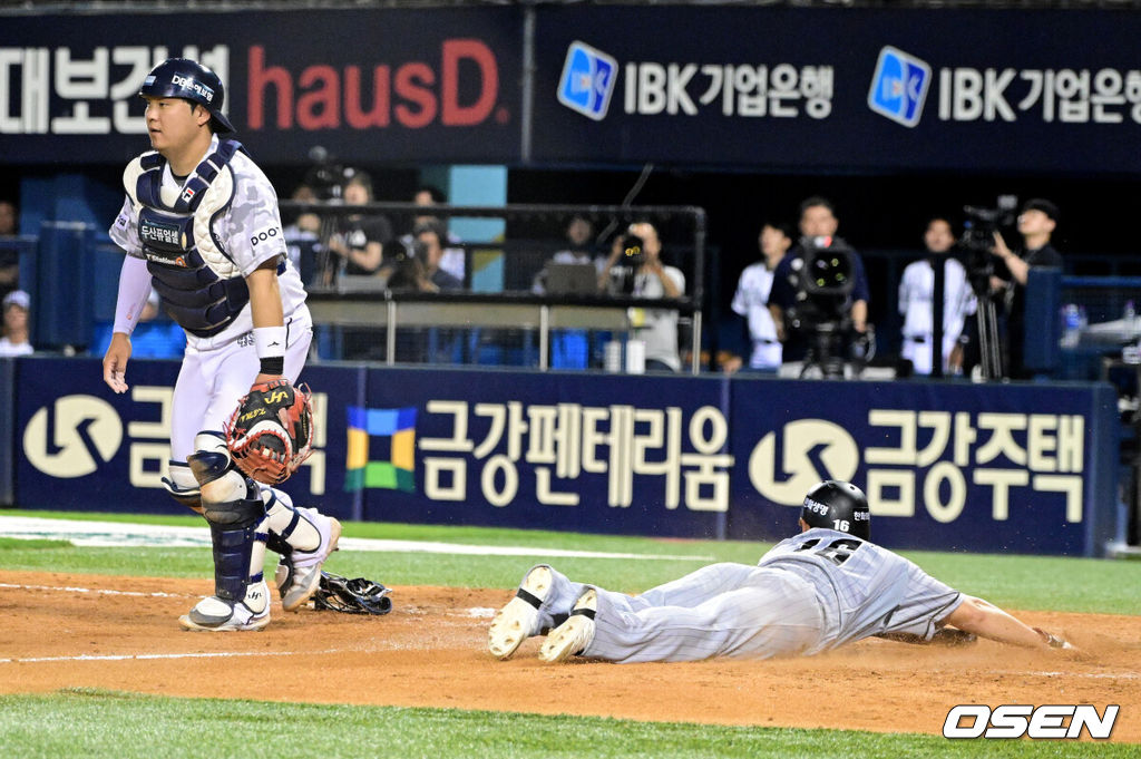 12일 오후 서울 잠실야구장에서 2024 신한 SOL Bank KBO리그 두산 베어스와 한화 이글스의 경기가 열렸다.이날 두산은 브랜든, 한화는 류현진을 선발로 내세웠다.9회초 1사 1,3루에서 대타로 나선 한화 문현빈의 스퀴즈 번트에 3루주자 하주석에 홈에서 세이프되고 있다. 2024.06.12 / jpnews@osen.co.kr