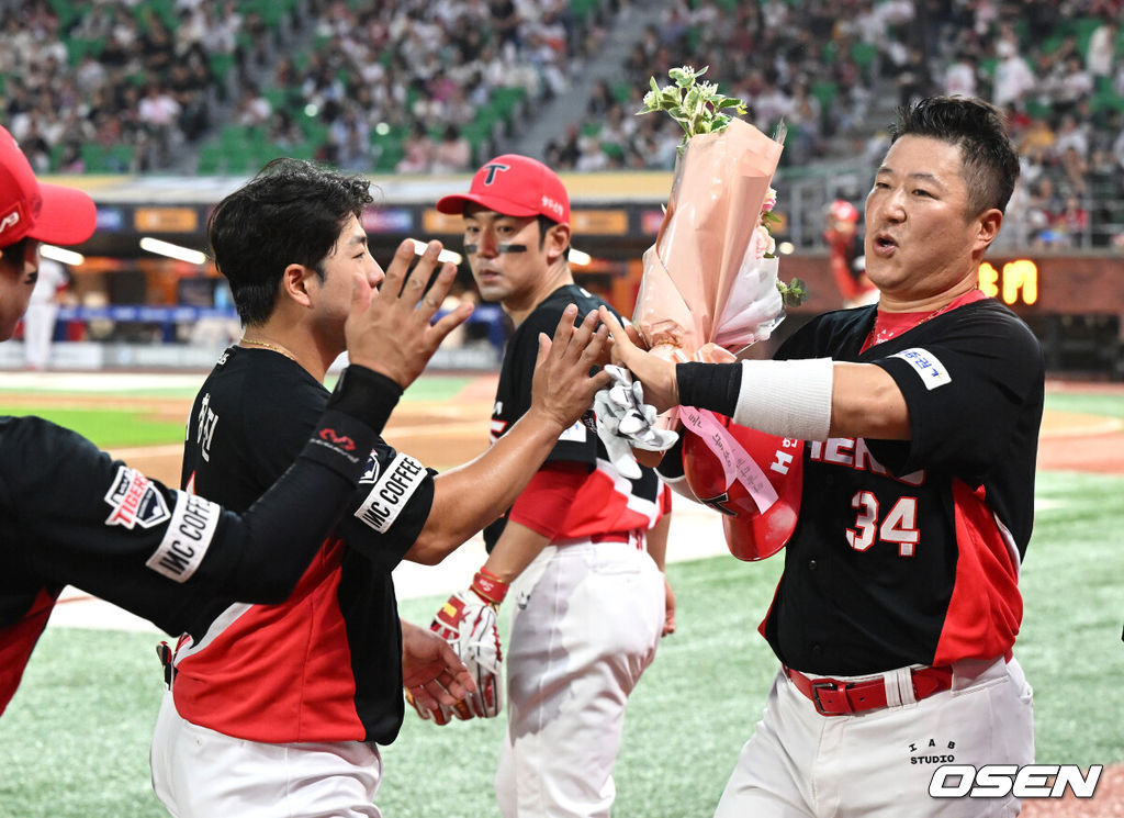 12일 오후 인천 SSG랜더스필드에서 ‘2024 신한 SOL Bank KBO리그’ SSG 랜더스와 KIA 타이거즈의 경기가 열렸다.SSG는 오원석, KIA는 양현종을 선발로 내세웠다.5회초 2사 만루에서 KIA 최형우가 2타점 적시타를 치고 동료들의 축하를 받고 있다. 2024.06.12 /sunday@osen.co.kr