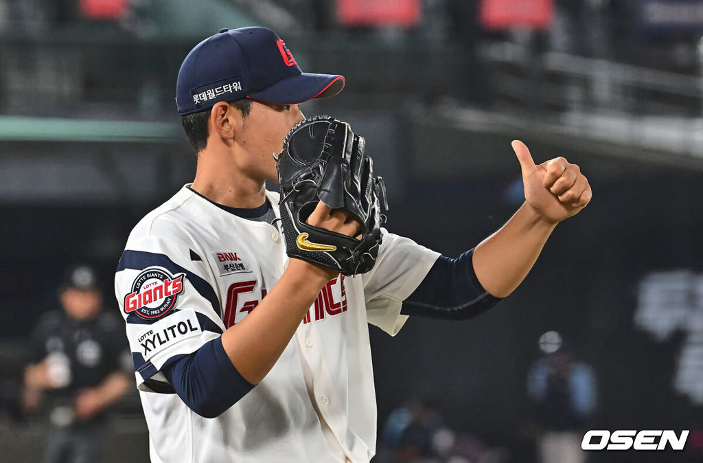 12일 부산 사직야구장에서 2024 신한 SOL 뱅크 KBO 리그 롯데 자이언츠와 키움 히어로즈와의 경기가 열렸다. 홈팀 롯데는 김진욱이 시즌 2승에 도전하고 키움도 좌완 선발 이종민이 등판한다.롯데 자이언츠 선발 투수 김진욱이 6회초 수비를 무실점으로 막고 레이예스에게 엄지척을 하고 있다. 2024.06.12 / foto0307@osen.co.kr