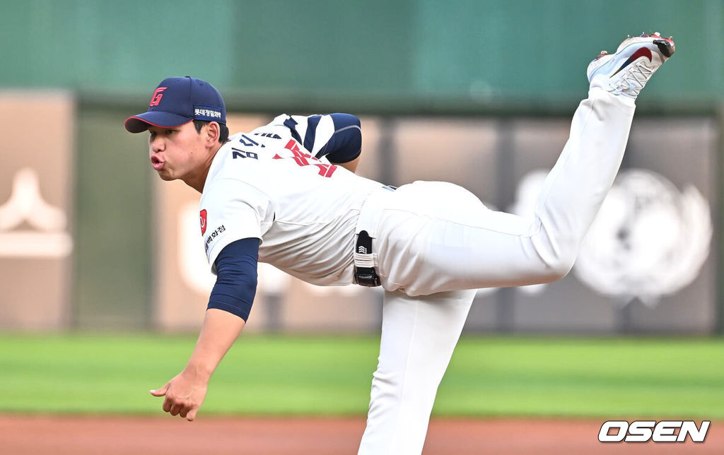 12일 부산 사직야구장에서 2024 신한 SOL 뱅크 KBO 리그 롯데 자이언츠와 키움 히어로즈와의 경기가 열렸다. 홈팀 롯데는 김진욱이 시즌 2승에 도전하고 키움도 좌완 선발 이종민이 등판한다.롯데 자이언츠 선발 투수 김진욱이 역투하고 있다. 2024.06.12 / foto0307@osen.co.kr